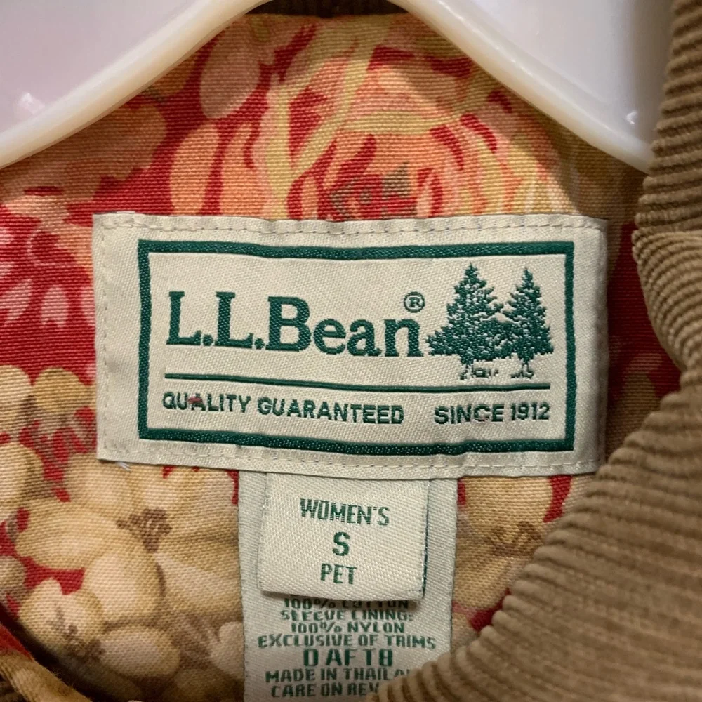 Vintage L.L. Bean Women's Red and Tan Floral Barn Coat - Picture 6 of 6